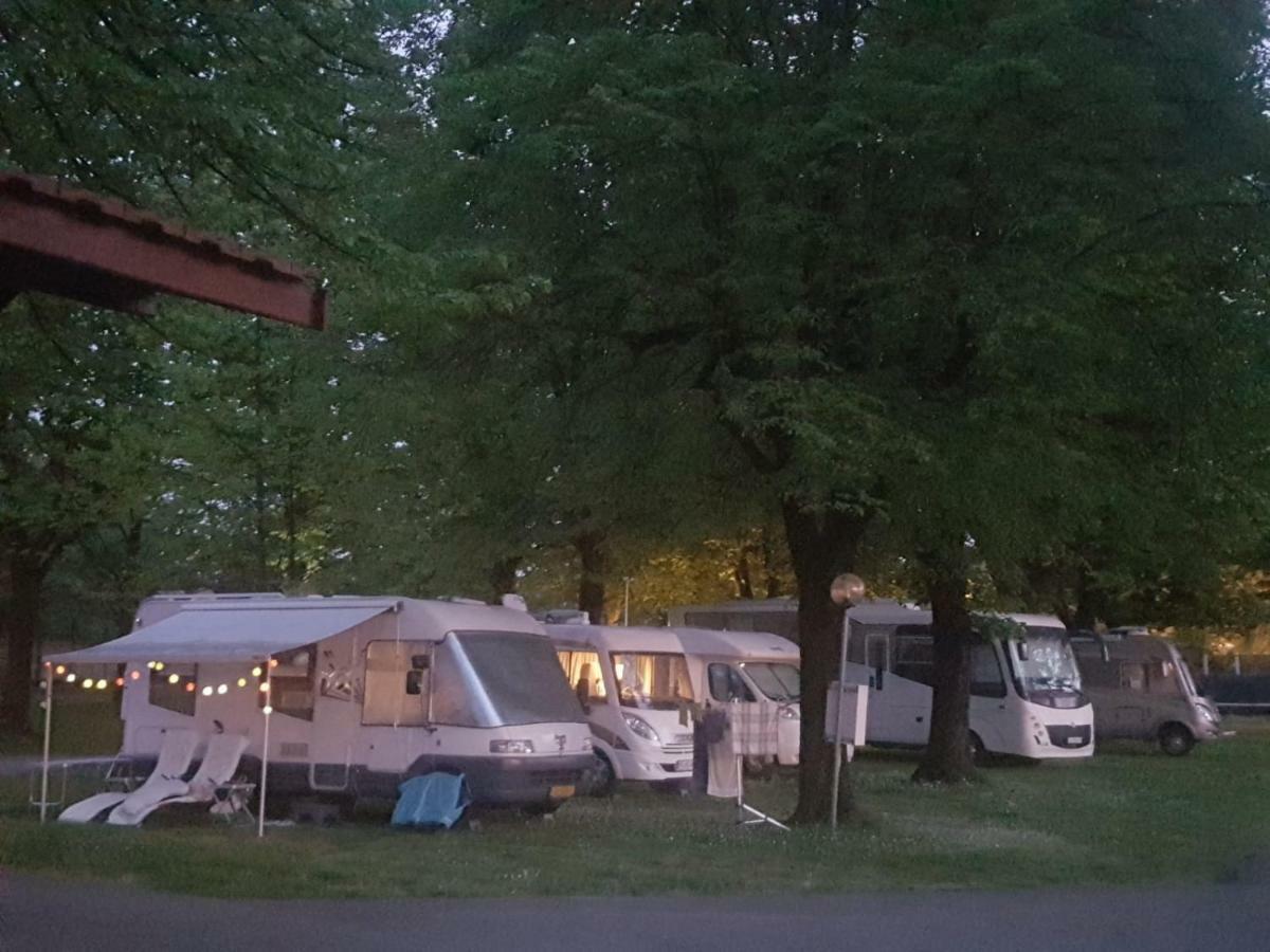 Готель Camping No Stress Комо Екстер'єр фото
